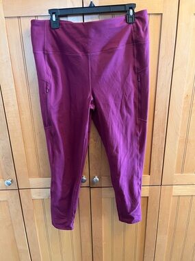 Mondetta Plum Capri Active Leggings